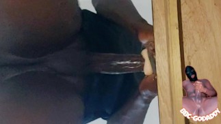 Студенты Би-би-си трахают карманную киску на столе учителей, представьте, что это ее мокрая киска в школе