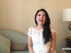 Ersties - Start-up-Gründerin Ameliya aus Kasachstan masturbiert mit einem Vibrator