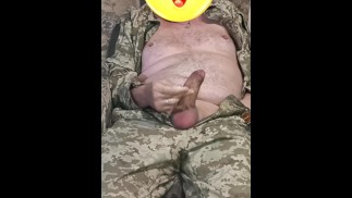 乌克兰士兵在森林里自慰并射在嘴里