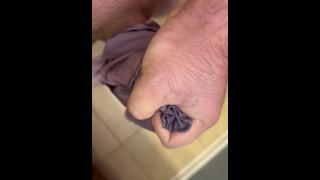 Dick libérant du sperme sur une culotte violette