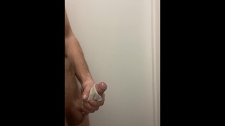 Enorme spray de esperma usando sua meia