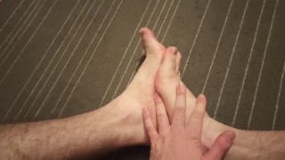 Klaarkomen op mijn voeten, natte lul voetfetisj massage