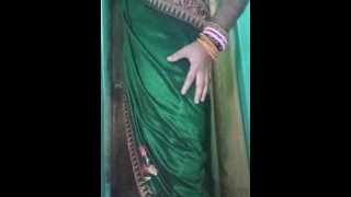 印度同性恋变装者Gaurisissy穿着绿色纱丽按压她的大胸部并用手指插入她的屁股