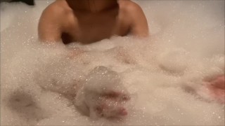 Couple pervers faisant l'amour dans un bain moussant.