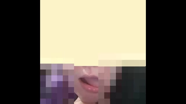 шевелит языком, как сука во время течки