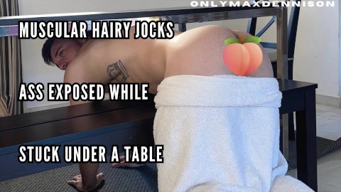 Bunda musculosa do atleta peludo exposta enquanto preso debaixo da mesa