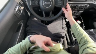POV : Regarde-moi jouer avec ma grosse bite pendant que je conduis