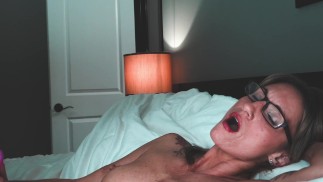 Karlie befriedigt sich mit orgasmischem O-Gesicht