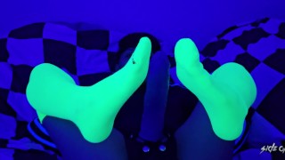 Domme com strap-on coloca meias neon sob Black luz - meias e pés - Vídeo 9