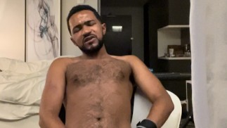 Ich streichle meinen großen Schwanz im Hotelzimmer und stöhne, abspritzen
