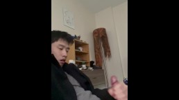 可爱的亚洲人与悸动的公鸡射精和呻吟