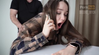 Můj nevlastní bratr mě ojel, zatímco jsem telefonovala se svým přítelem. Deluxe_Bitch