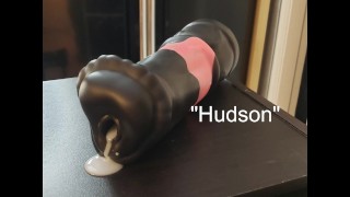 Tomando "Hudson" The Horse Cock Stroker para um passeio no pau da minha senhora