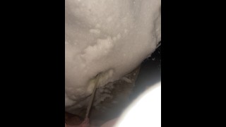 J’ai taquiné papa au travail alors j’ai dû faire pipi dans la neige où mes voisins pouvaient voir