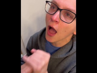 带眼镜的摩洛伊斯兰解放阵线微笑 - 巨大的面部射精！