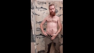 Guy desesperada para molhar as calças