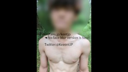 Thi-kun, 21 ans, s’expose également à l’extérieur et fait des pipes à la bite de Kent.