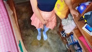 Menina da escola POV fazendo xixi calcinha e meias etc.