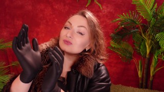Vidéo ASMR : gants en nitrile. Beautiful vidéo érotique SFW. MILF curvy en manteau de cuir avec taquineries de fourrure
