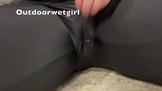 Mijando minhas calças no chão de concreto