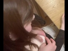 彼女の肩揉みしてたら隙間から見える巨乳に我慢できなくなって触りまくる-日本人/素人カップル/巨乳/美乳/個人撮影 - Screenshot 11 of 16 - Japanese Oppai