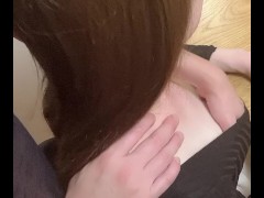 彼女の肩揉みしてたら隙間から見える巨乳に我慢できなくなって触りまくる-日本人/素人カップル/巨乳/美乳/個人撮影 - Screenshot 6 of 16 - Japanese Oppai