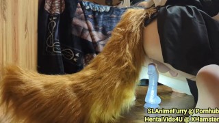 Crossdressing hond meid berijdt dildo met grote fluffy staart cosplay