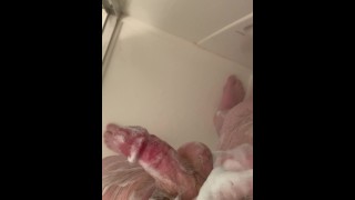 Lavando mi polla en la ducha Parte I (Teaser)