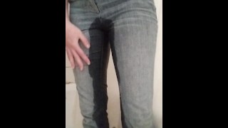 Мокрые джинсы, в основном вид сзади