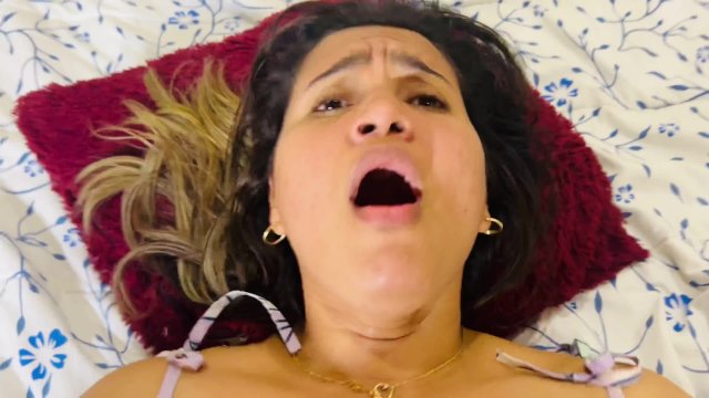 POV vecina colombiana es follada mientras el marido no está