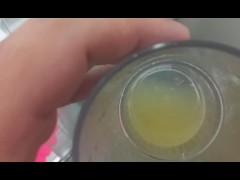 Mijei no copo e bebi meu próprio mijo