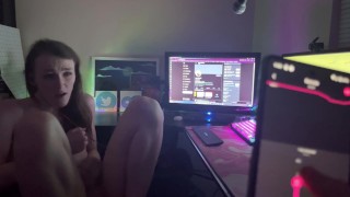 Chica gamer juega Overwatch mientras su novio usa su vibrador.