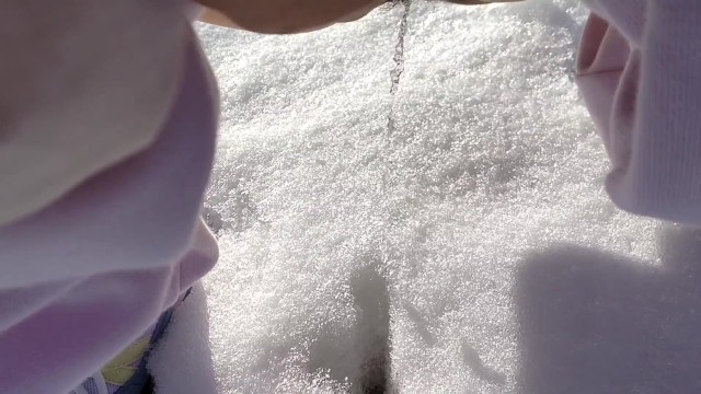 野外で雪に放尿する日本人女性。