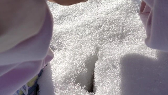 野外で雪に放尿する日本人女性。