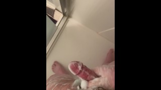 Sacudiendo mi polla en la ducha Parte II (Corrida)