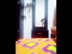 بنوتة مصرية بتنده عليها أختها بتقولها إستني أنا بغير هدومي 1/16