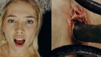 Blonde’influenceuse attachée et remplie par son monstre de compagnie