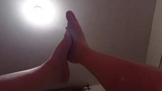 Eu me masturbo com meus pés na cama do meu padrasto! Pinay
