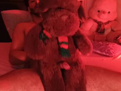 Follando al peluche hot- Mamando y cabalgando mi verga