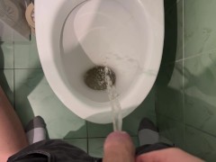 Стряхиваю Последние Капли Мочи Ей В Рот После Того Как Справил Нужду.Подмывает Член Ртом - Screenshot 3 of 16 - Piss In Mouth