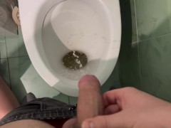 Стряхиваю Последние Капли Мочи Ей В Рот После Того Как Справил Нужду.Подмывает Член Ртом - Screenshot 6 of 16 - Human Toilet
