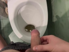 Стряхиваю Последние Капли Мочи Ей В Рот После Того Как Справил Нужду.Подмывает Член Ртом - Screenshot 7 of 16 - Public Toilet