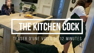 Il se branle sous la table