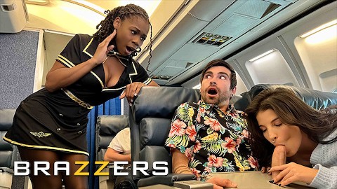 BRAZZERS - Garotas safadas LaSirena69 e Hazel Grace vão para o fundo do avião e compartilham o pau do Lucky