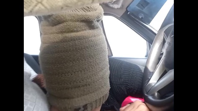 Сосет член в машине трахается дома