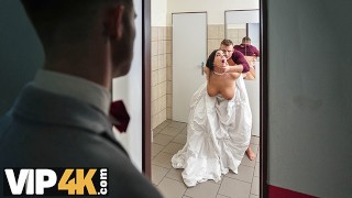 VIP4K. Étant enfermée dans la salle de bain, la mariée sexy ne perd pas de temps et séduit un mec au hasard
