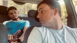 亚历山大从未与另一个男人发生过性关系，但如果他说他不好奇，他就是在撒谎