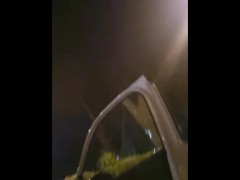 Arrapato esibizionista si sega nel parcheggio pubblico completamente nudo