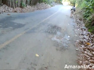 ENCONTRO UMA MENINA SOZINHA NA ESTRADA, LEVO ELA PARA MINHA CASA