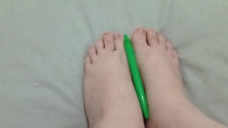Ik raak mijn voeten aan met het pinay potlood van mijn baas